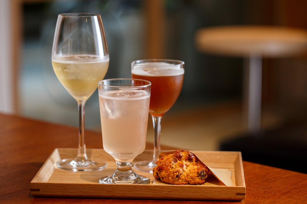 無酒精調飲「Edelweiss Spritz」（左起）用無酒精白酒當基酒，結合包種茶，散發細緻茶香；「Watermelon Sangria」西瓜的甜香馥郁在嘴裡爆炸；「Hophead」像喝無酒精啤酒，但多了烏龍茶和麥茶香，再點顆「楓糖培根司康」（90元／顆）搭配，這樣的下午茶很時髦。（皆130元／杯）