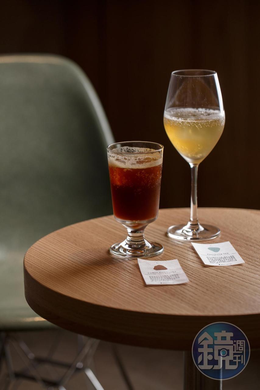 「Coffee Kombucha」（左）結合濃縮咖啡和通寧水，咖啡康普茶帶來酸度，像極西西里咖啡。「Paochong Tea」（右）以包種茶發酵，加入泰國青檸葉和椰子糖漿，喝一口彷彿出國了。（皆130元／杯）