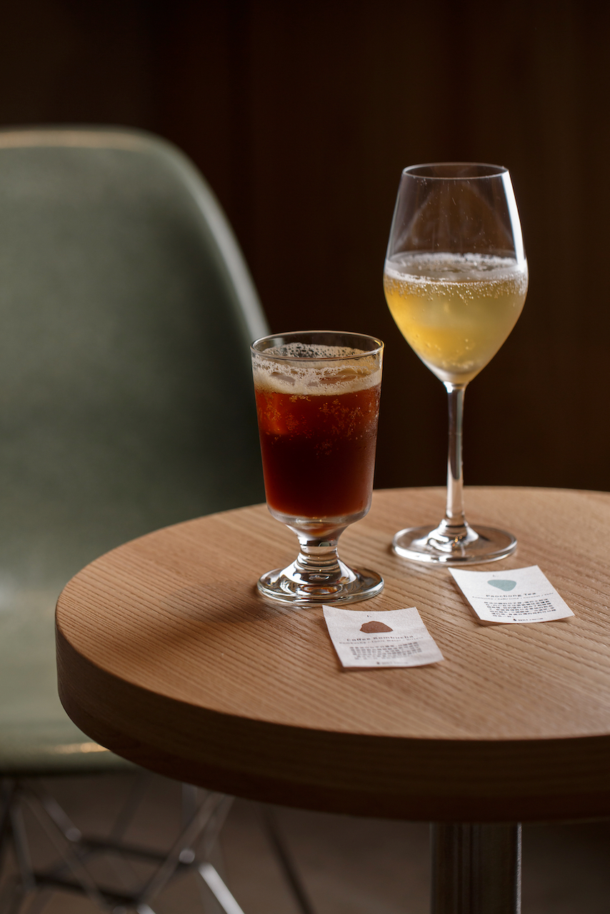 「Coffee Kombucha」（左）結合濃縮咖啡和通寧水，咖啡康普茶帶來酸度，像極西西里咖啡。「Paochong Tea」（右）以包種茶發酵，加入泰國青檸葉和椰子糖漿，喝一口彷彿出國了。（皆130元／杯）