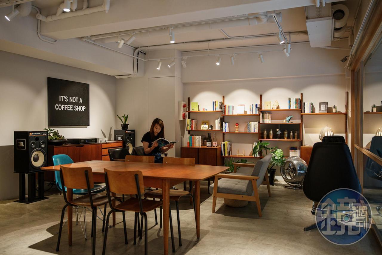 室內營造類咖啡館的舒適氣氛，碩大的「IT’S NOT A COFFEE SHOP」標語提醒你這兒不是咖啡館，但歡迎來看書發呆，最重要的是喝調酒。