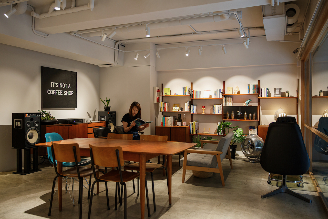 室內營造類咖啡館的舒適氣氛，碩大的「IT’S NOT A COFFEE SHOP」標語提醒你這兒不是咖啡館，但歡迎來看書發呆，最重要的是喝調酒。