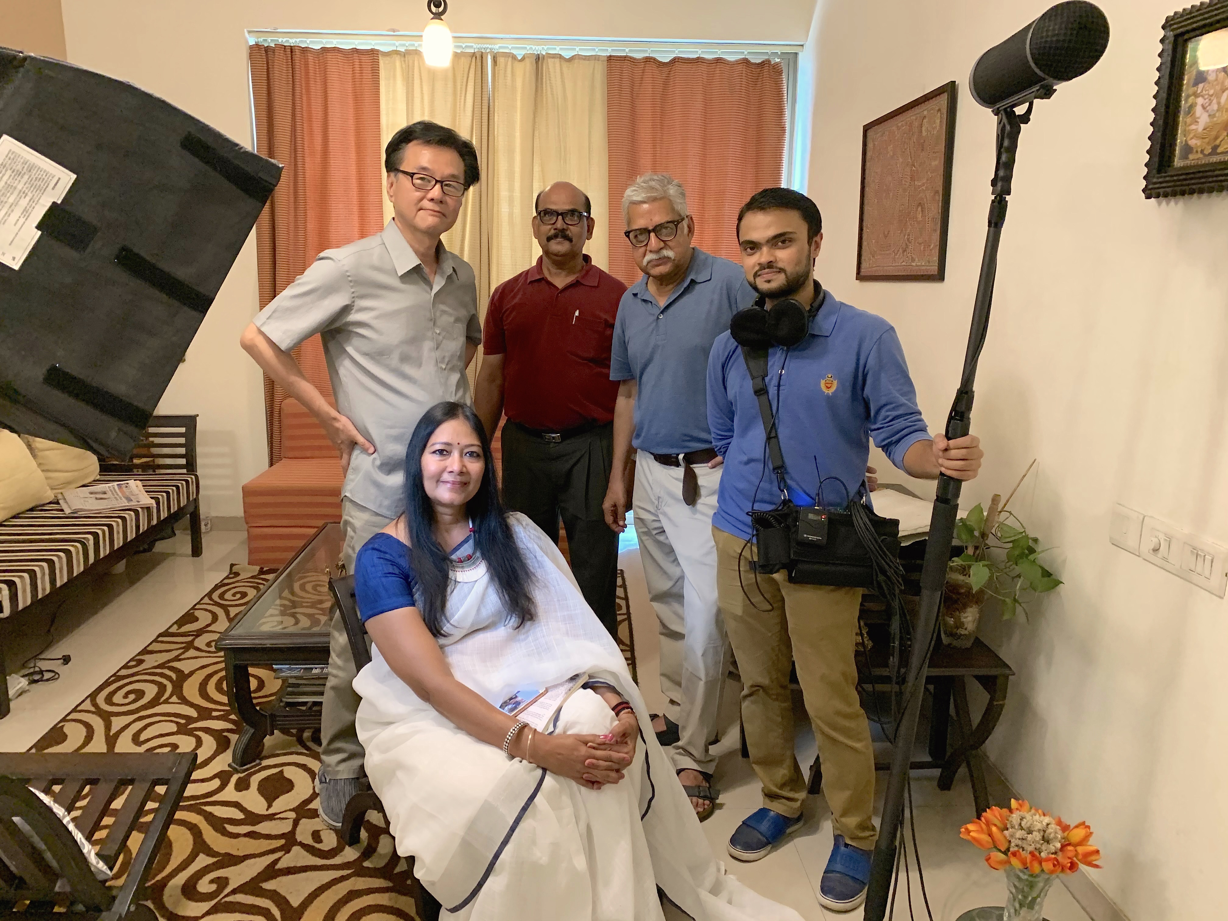 導演黃明川（左一）請印度導演兼攝影師拉菲格愛里亞斯（右二）組海外團隊，拍攝印度女詩人薇尼塔阿嘎娃（前）。（佳映提供）