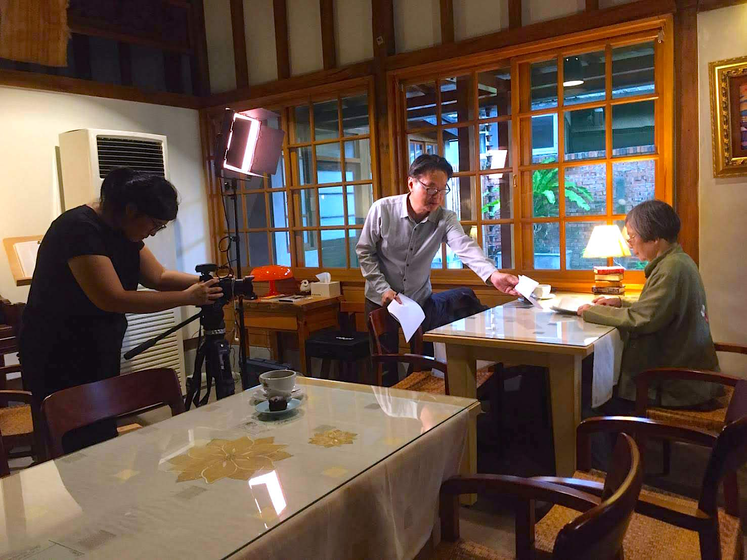 黃明川（左）在最新紀錄片《波濤最深處》中訪問台灣女詩人李元貞（右）。（佳映提供）