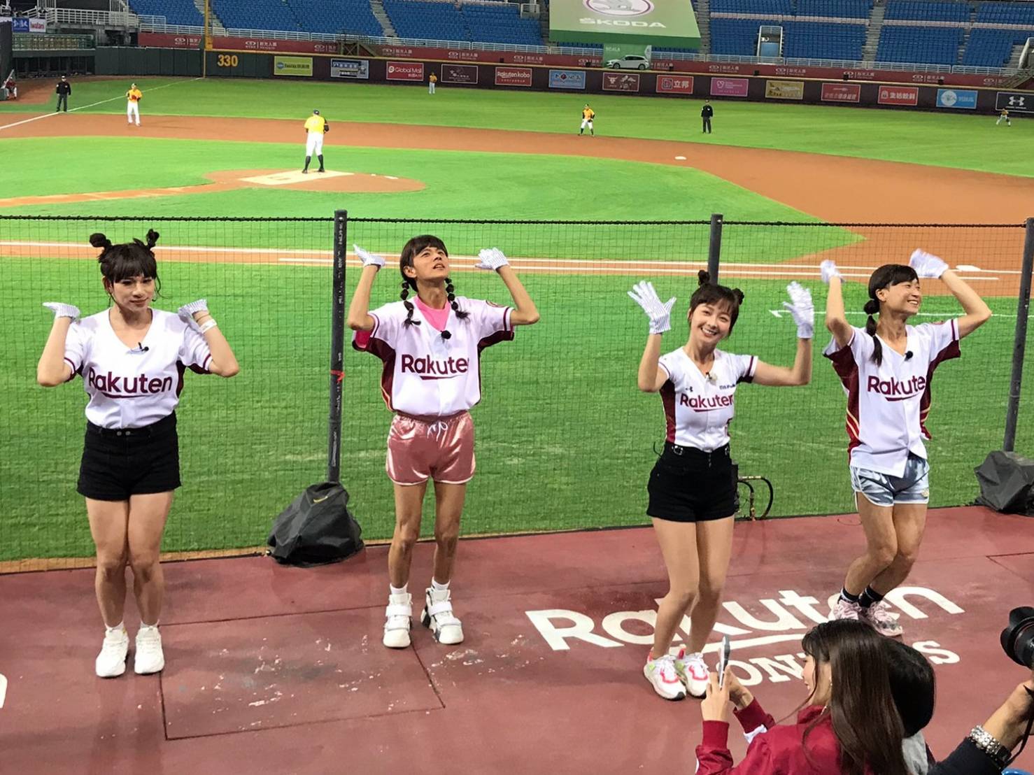 浩角翔起體驗啦啦隊工作，到球場大跳啦啦舞蹈應援。（民視提供）