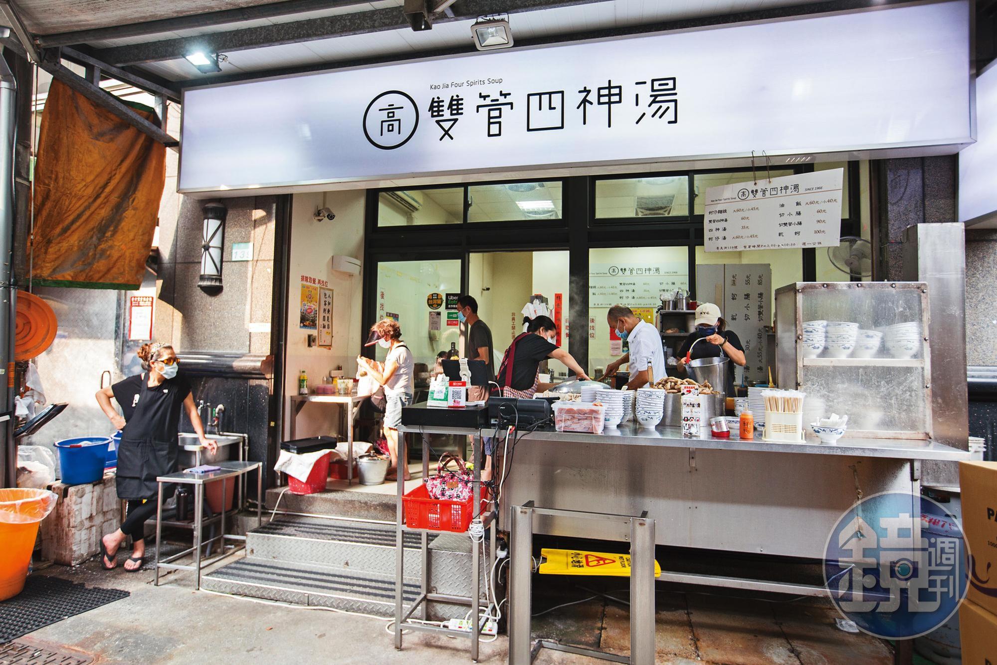 高全能無法繼承岳母的公有攤位，10年前遷至景美夜市外圍，店面招牌走文青風。