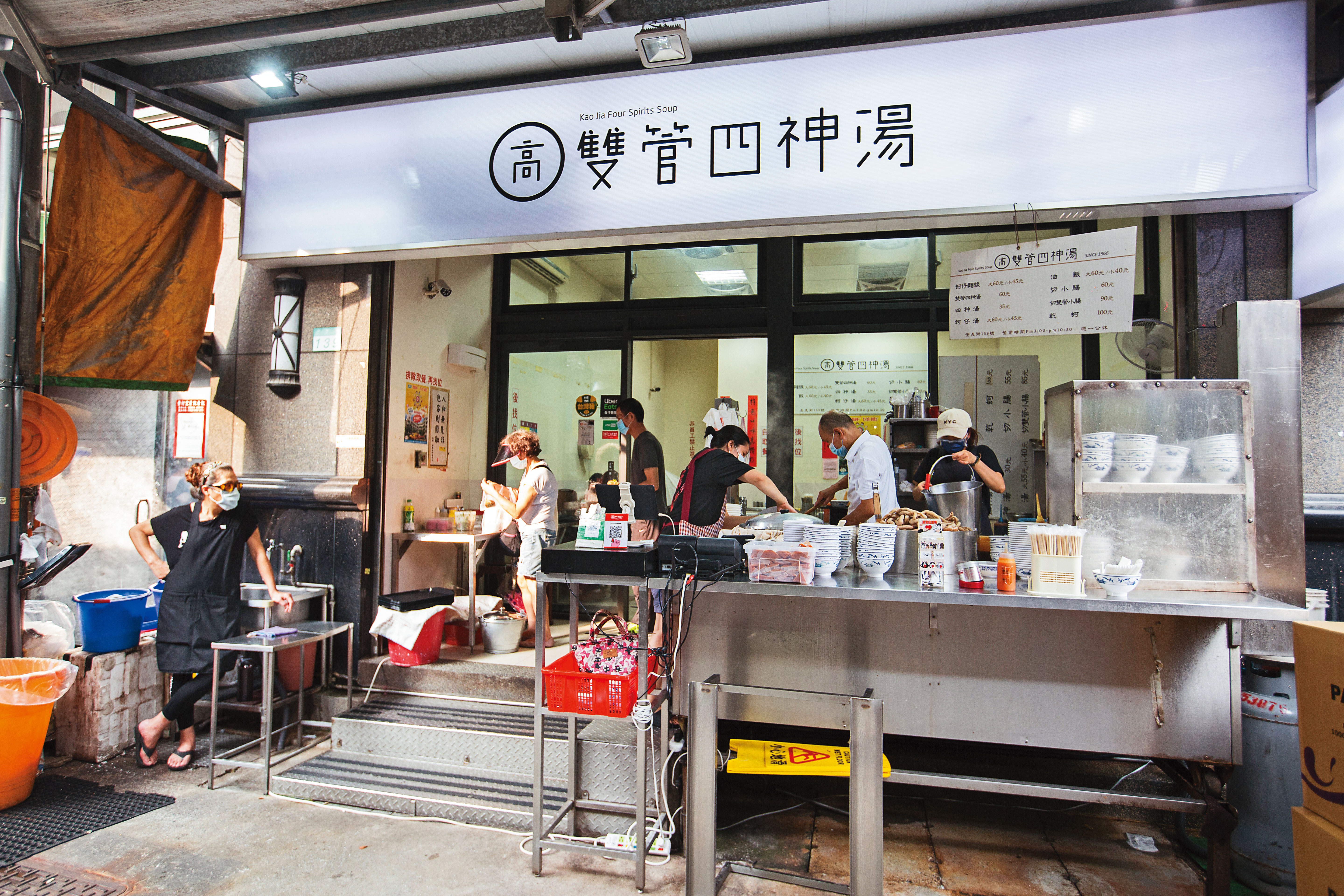 高全能無法繼承岳母的公有攤位，10年前遷至景美夜市外圍，店面招牌走文青風。