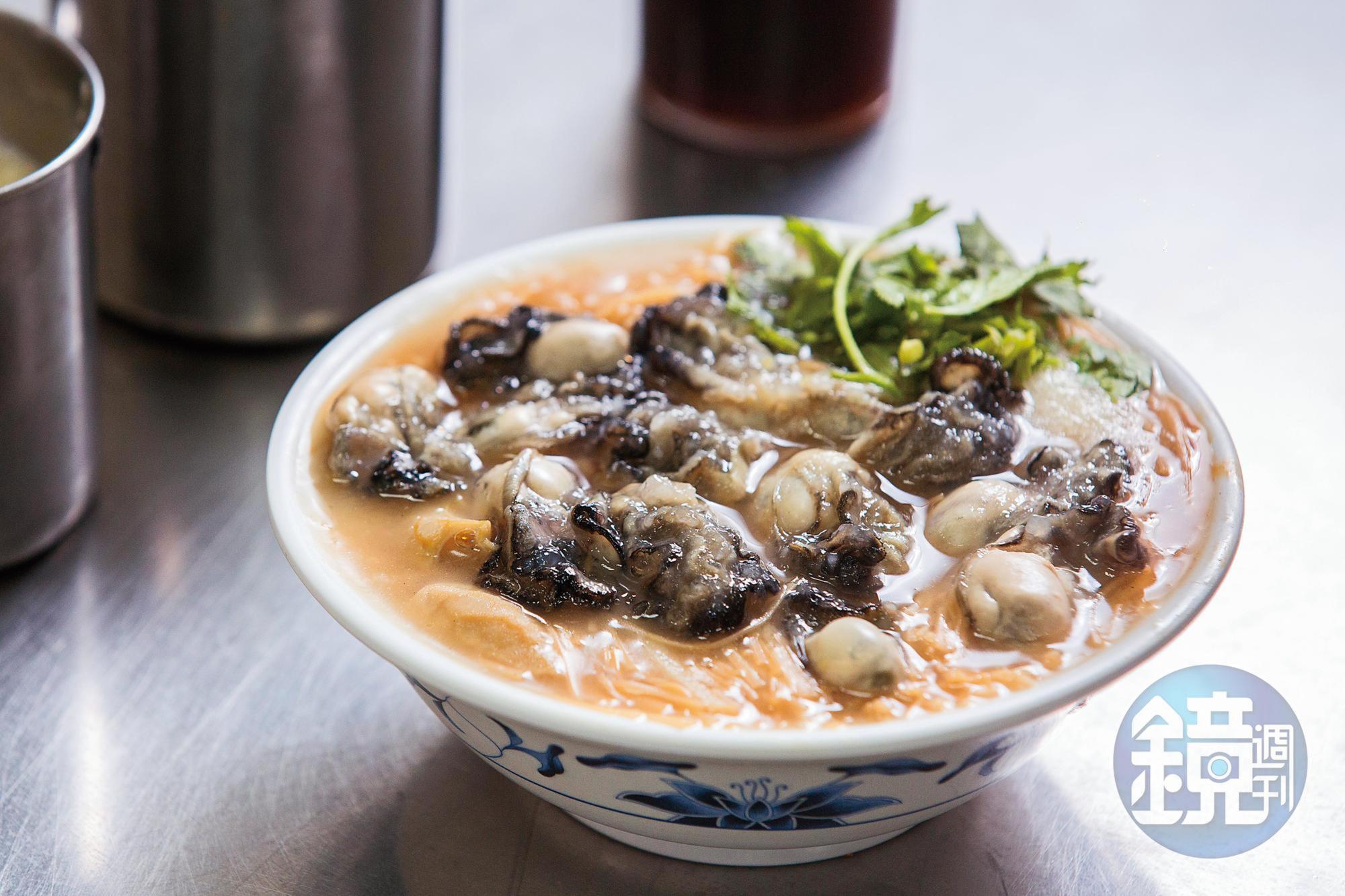 蚵仔麵線料多到快滿出來，每顆蚵仔都十分飽滿鮮甜。（45元／小碗）