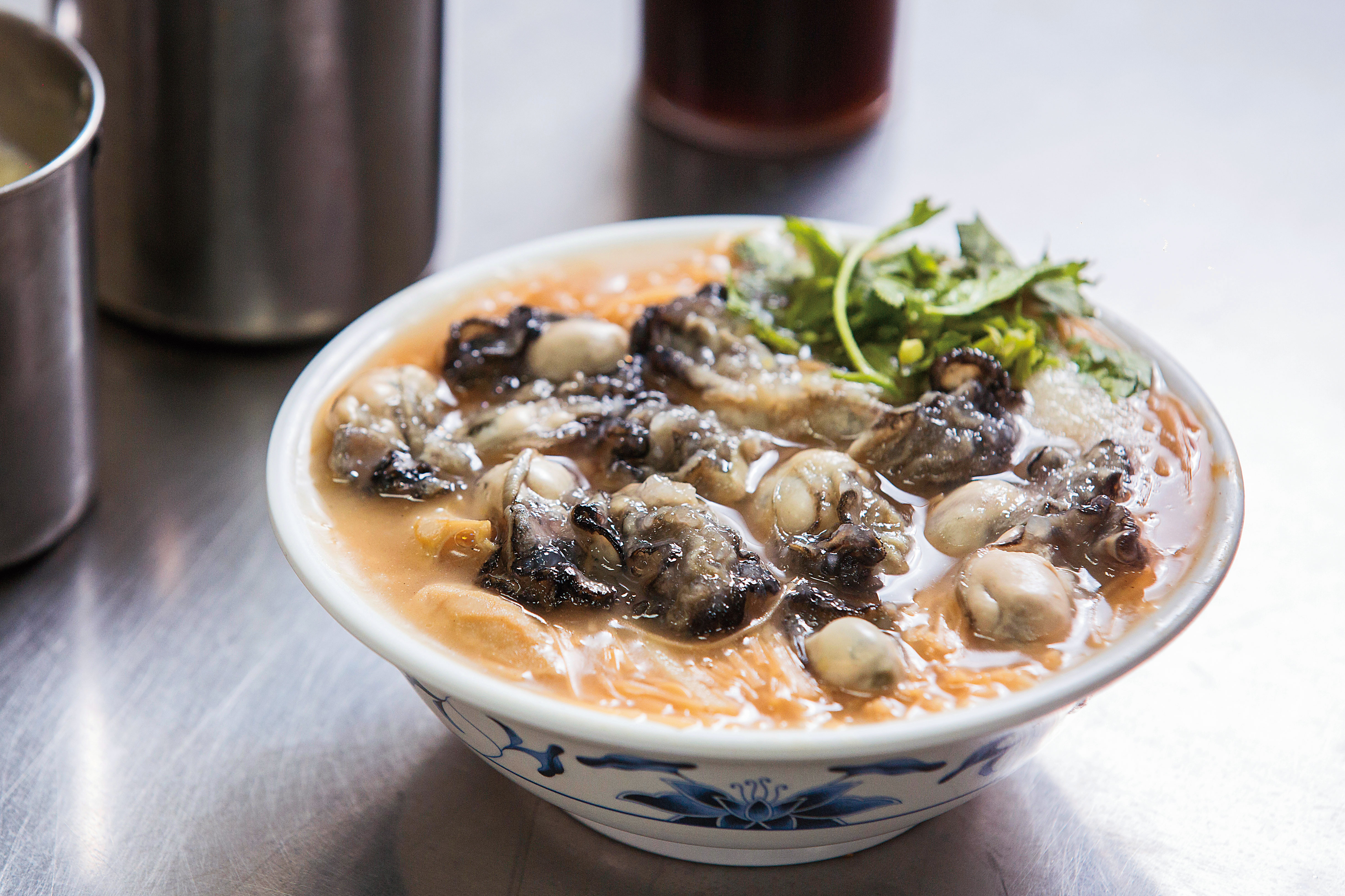 蚵仔麵線料多到快滿出來，每顆蚵仔都十分飽滿鮮甜。（45元／小碗）