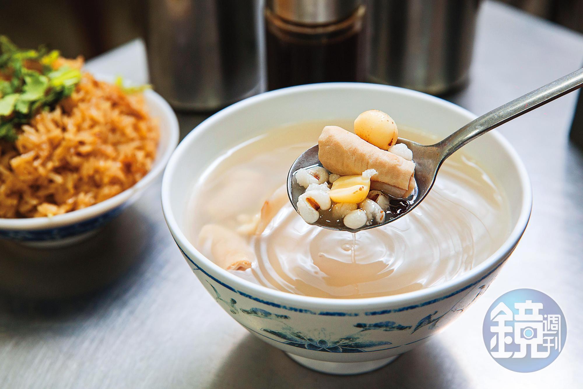 長時間熬煮的雙管四神湯，還加入陳年中藥酒提味。（60元／碗）