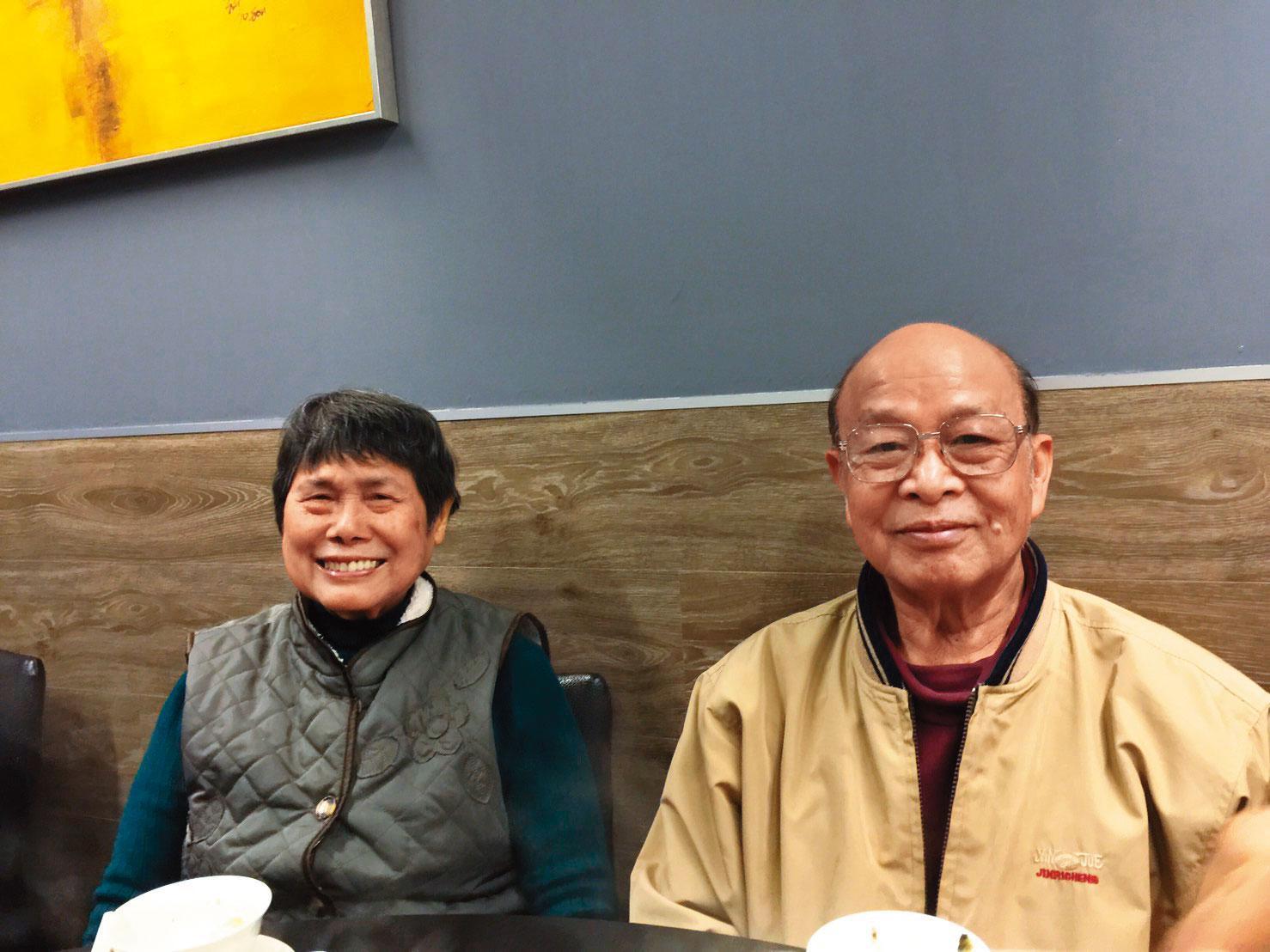 黃羅月梅（左）與先生黃金生（右）55年前頂下景美夜市的無招牌攤位，是第一代老闆。（高全能提供）