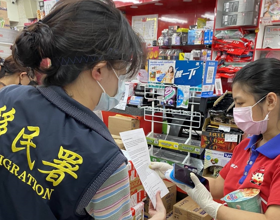 移民署至東南亞商店宣傳「外籍人士安心採檢防疫專案」。（移民署提供）