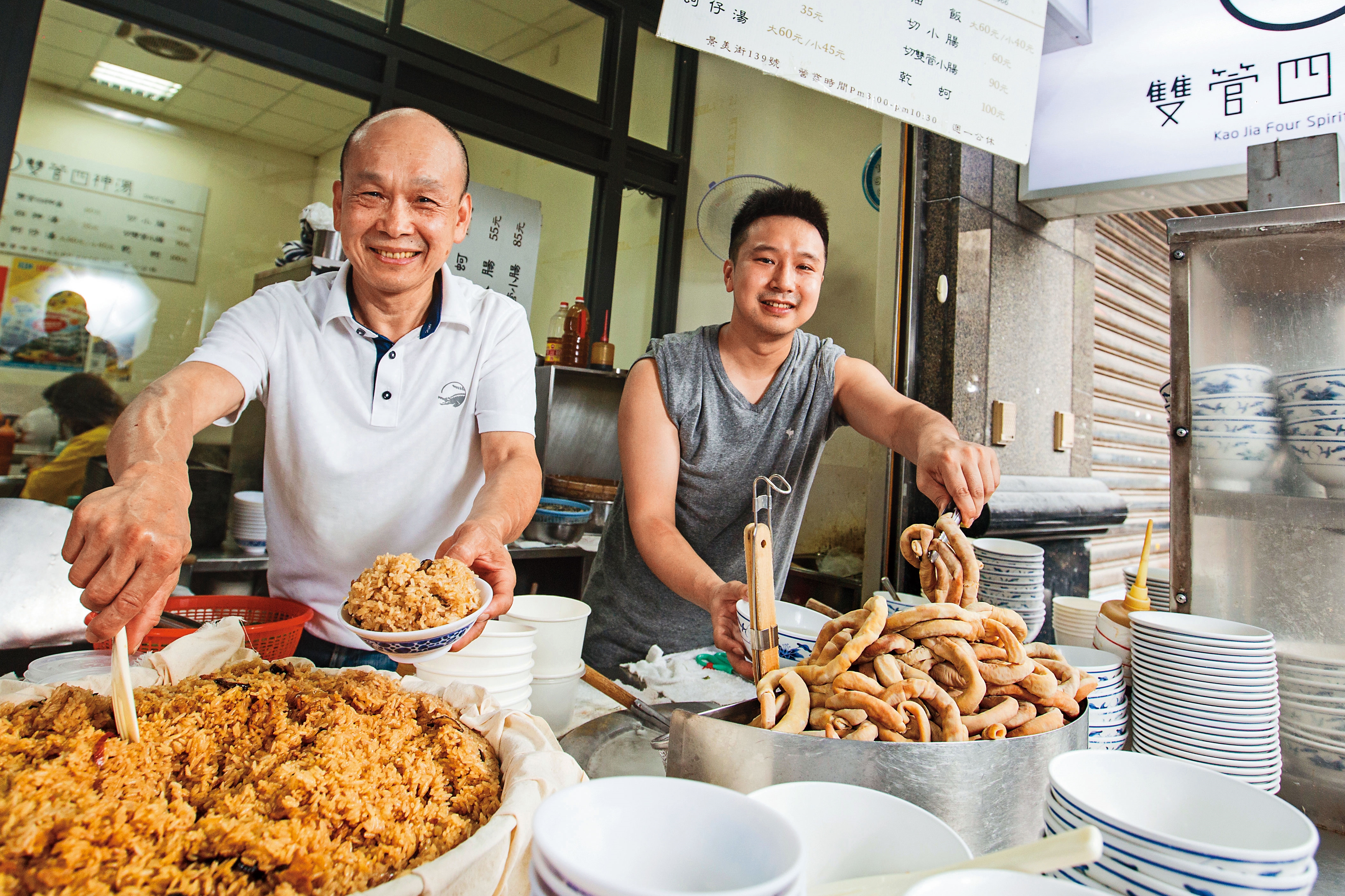 高雙管四神湯以雙管四神湯、油飯、蚵仔麵線3大銅板小吃聞名景美夜市，高全能（左）是翻轉老店命運的靈魂人物，4年前已交棒長子高彥成（右）。