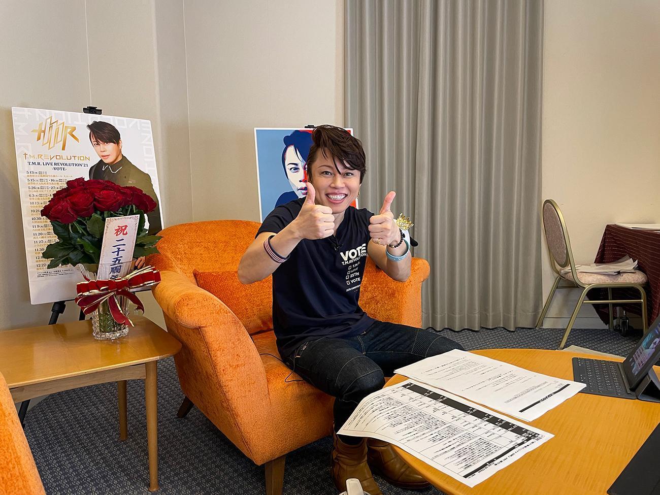 日本搖滾歌手西川貴教透過線上直播與歌迷互動,雙方都很興奮。(17LIVE 提供)