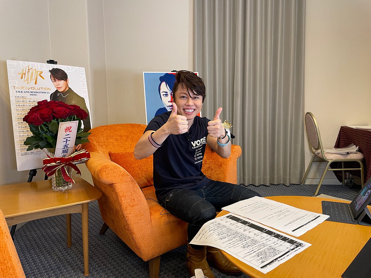 日本搖滾歌手西川貴教透過線上直播與歌迷互動，雙方都很興奮。(17LIVE 提供）