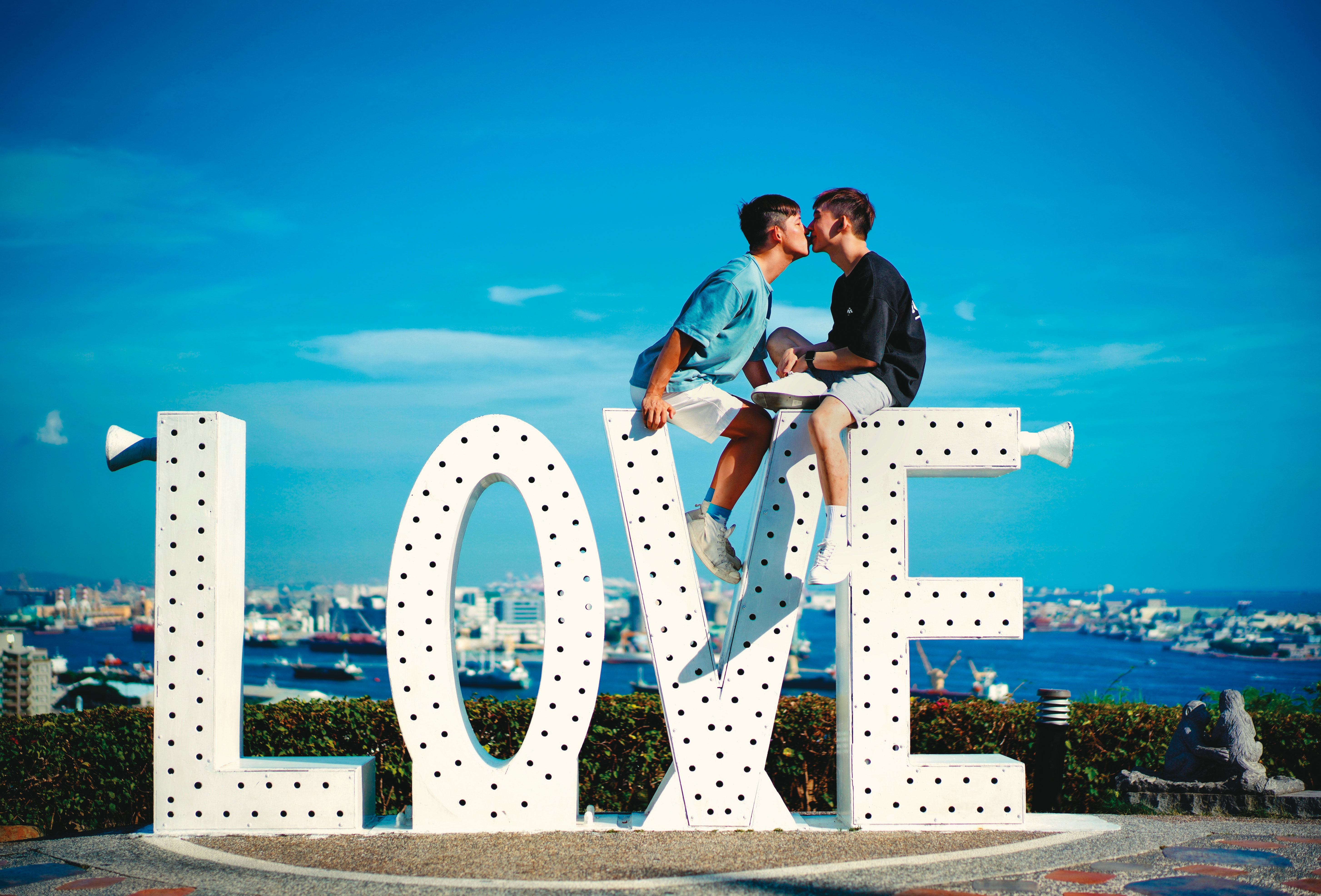 澳門人阿古（左）與男友信奇（右）的同性婚姻登記經歷2年訴訟，終獲承認，這是他們等待已久的幸福。