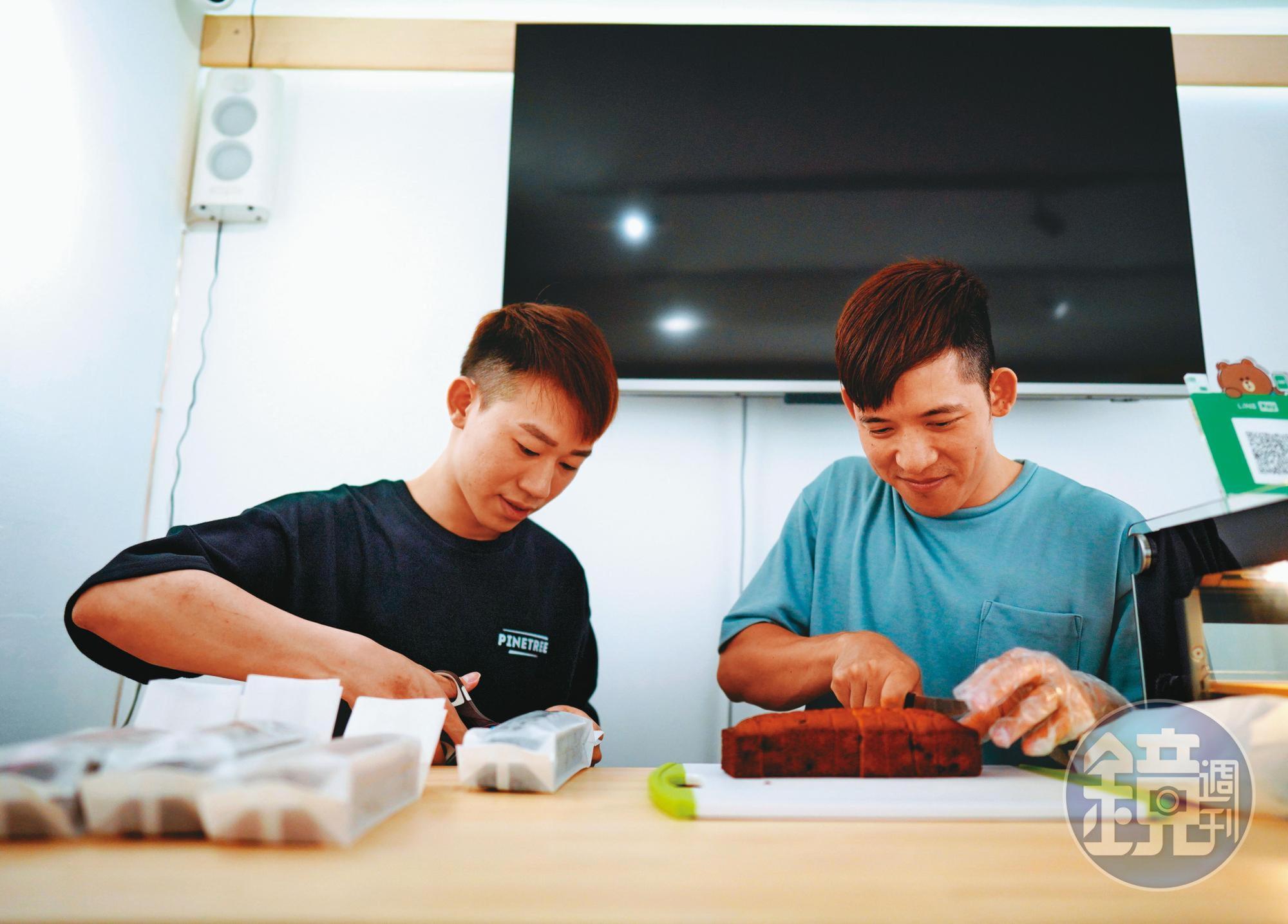 信奇（左）與阿古（右）在高雄共同經營蛋糕店。