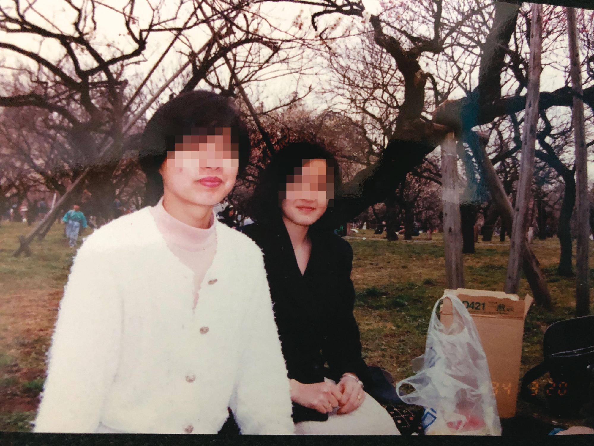 貴子（右）與台籍女友（左）在日本念大學時認識，2人都與原生家庭疏離，很快就交往，親如家人20多年。（貴子提供）