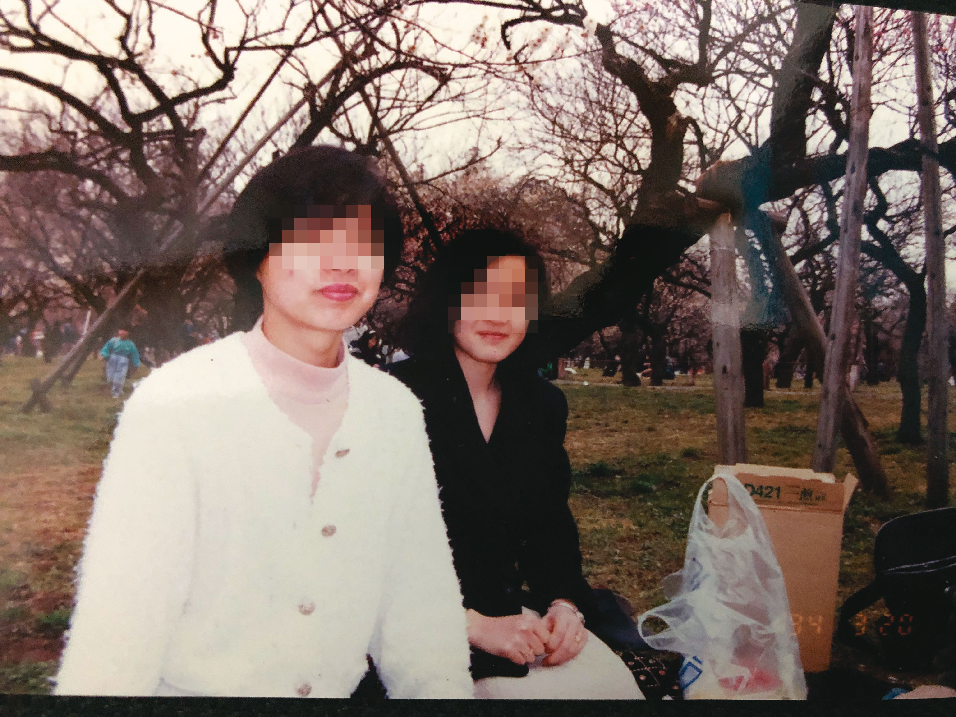 貴子（右）與台籍女友（左）在日本念大學時認識，2人都與原生家庭疏離，很快就交往，親如家人20多年。（貴子提供）
