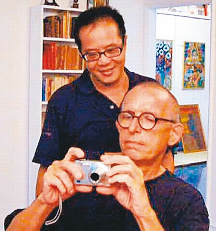 畢安生（前）與伴侶曾敬超（後）在台灣共同生活30多年，他的犧牲也促成同性婚姻加速立法。（翻攝畢安生臉書）
