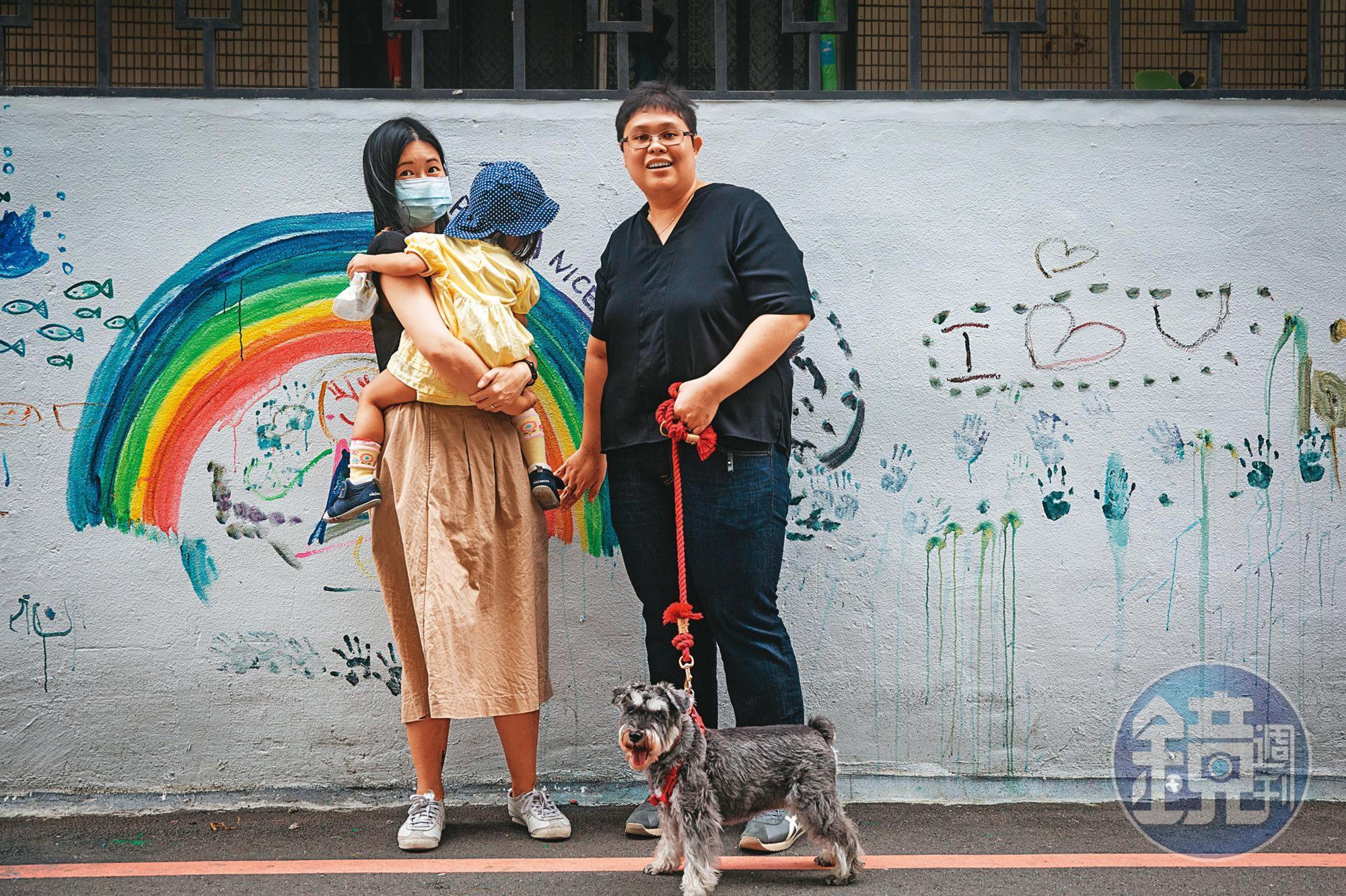 新加坡籍的鄧美蘋（右）與原香港籍的小C（左）喜歡台北的公園與友善同志的環境，認為台灣適合定居育兒。