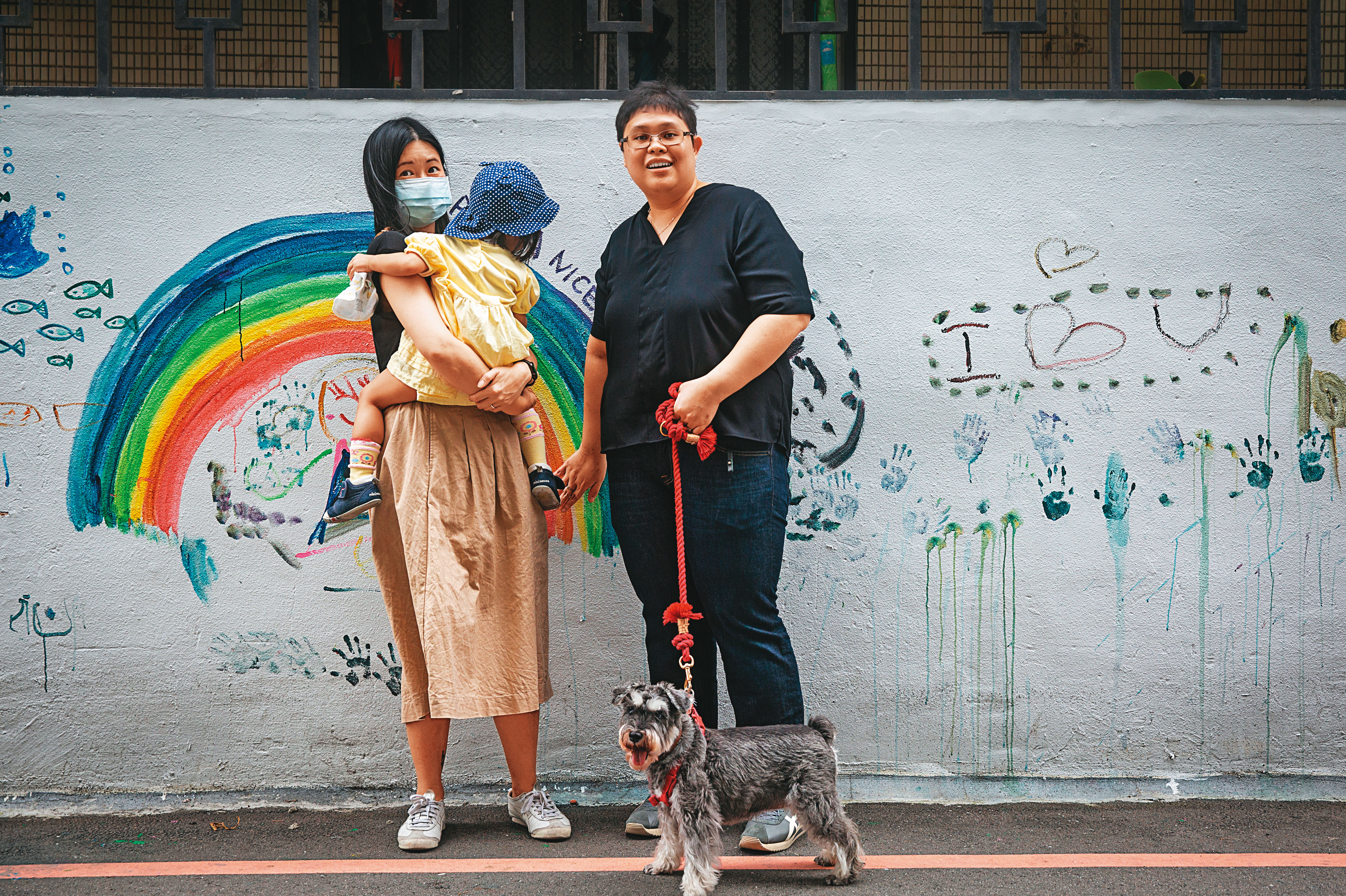 新加坡籍的鄧美蘋（右）與原香港籍的小C（左）喜歡台北的公園與友善同志的環境，認為台灣適合定居育兒。