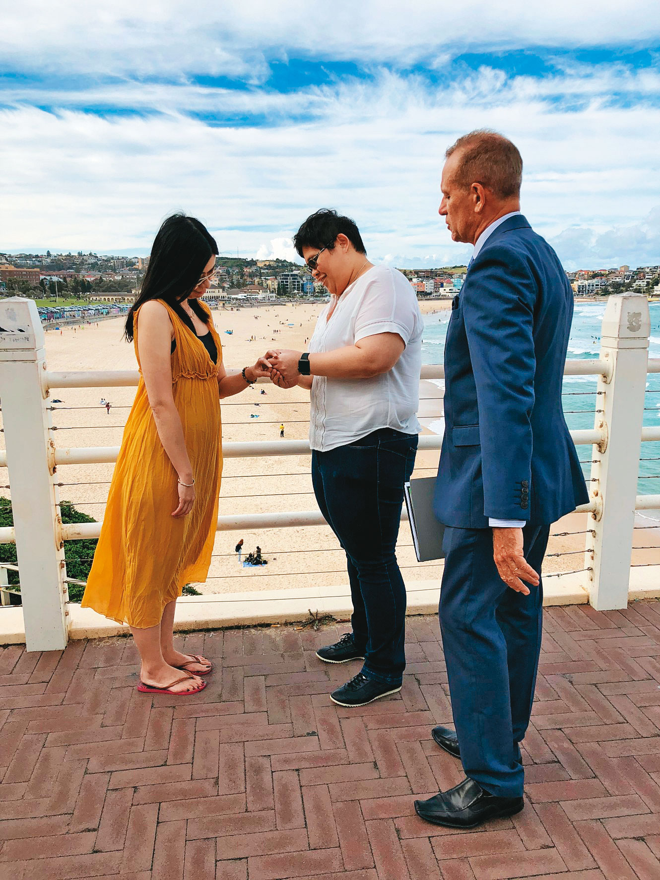 鄧美蘋（中）與小C（左）在澳洲登記結婚，為了育兒做準備。（鄧美蘋提供）