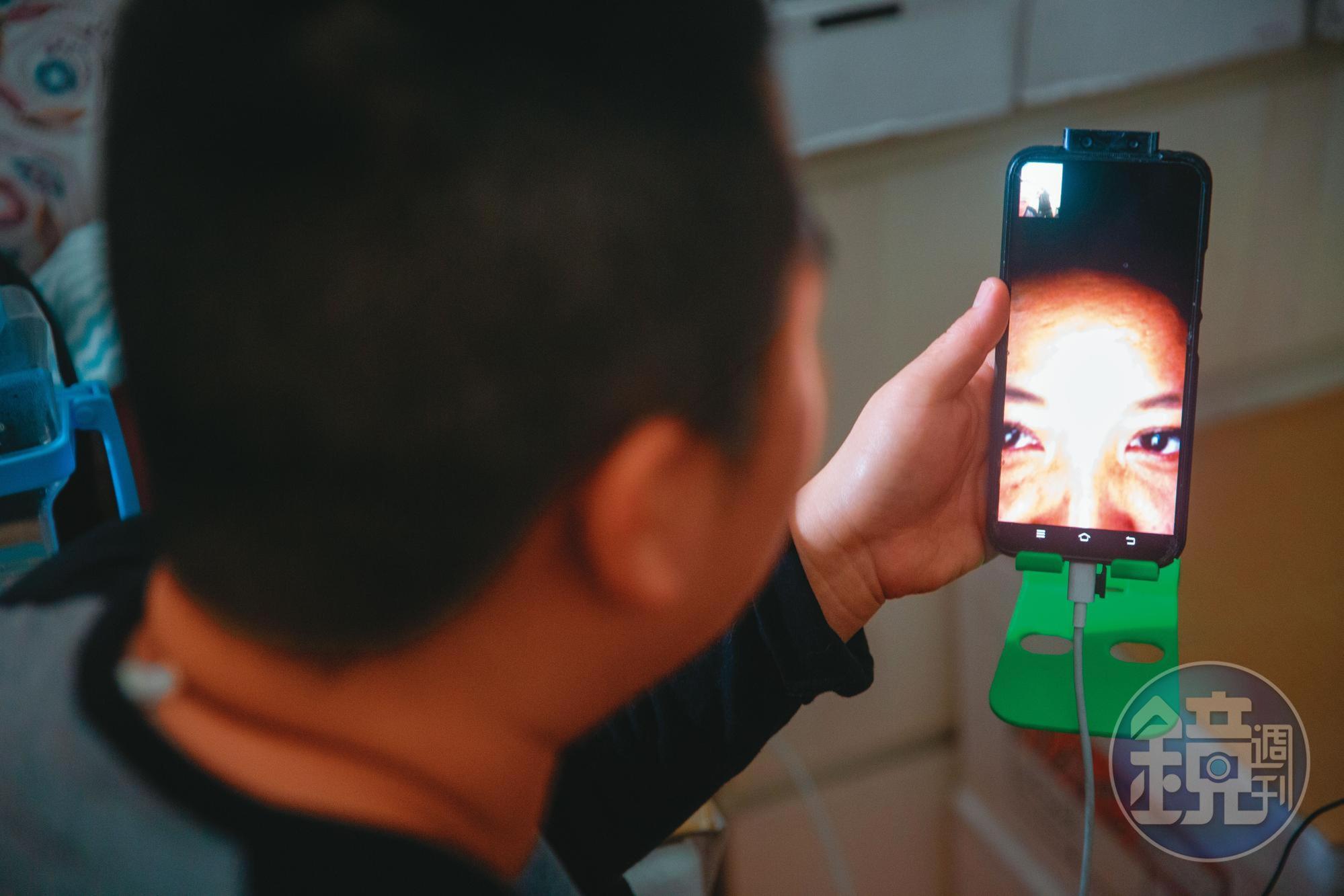 阿得與阿妮每天24小時都掛著視訊通話。