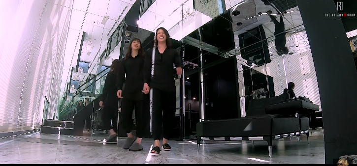 羅蘭在自己頻道上演公開女友的老梗。（翻攝Roland頻道）