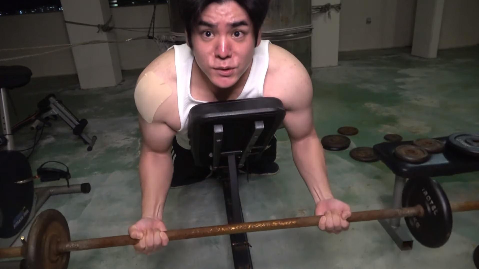 持續健身的他,不僅肋骨、脖子出來見客,全身的肌肉都變得緊實。(圖翻攝自路易波士YouTube)