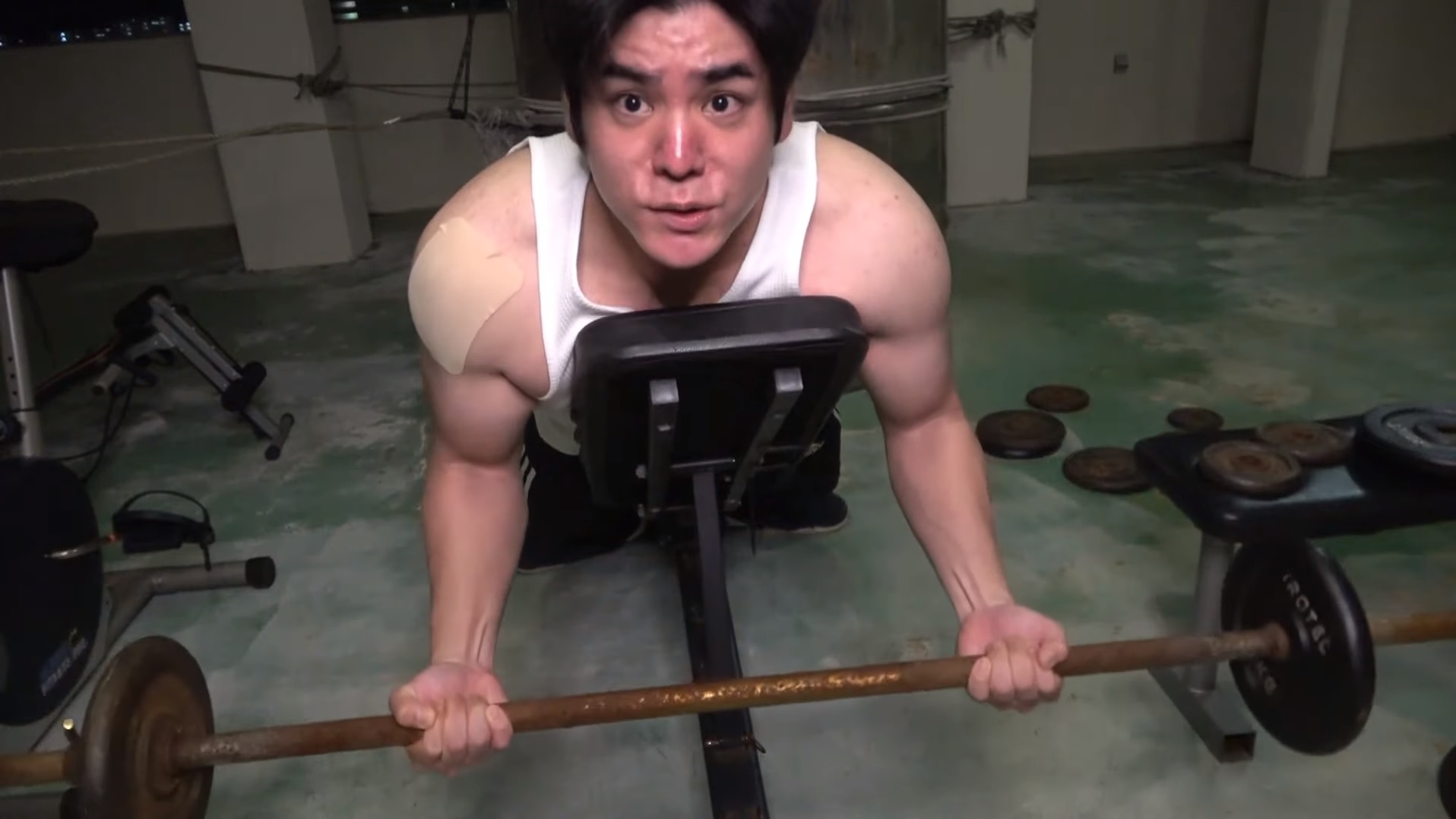 持續健身的他,不僅肋骨、脖子出來見客,全身的肌肉都變得緊實。(圖翻攝自路易波士YouTube)