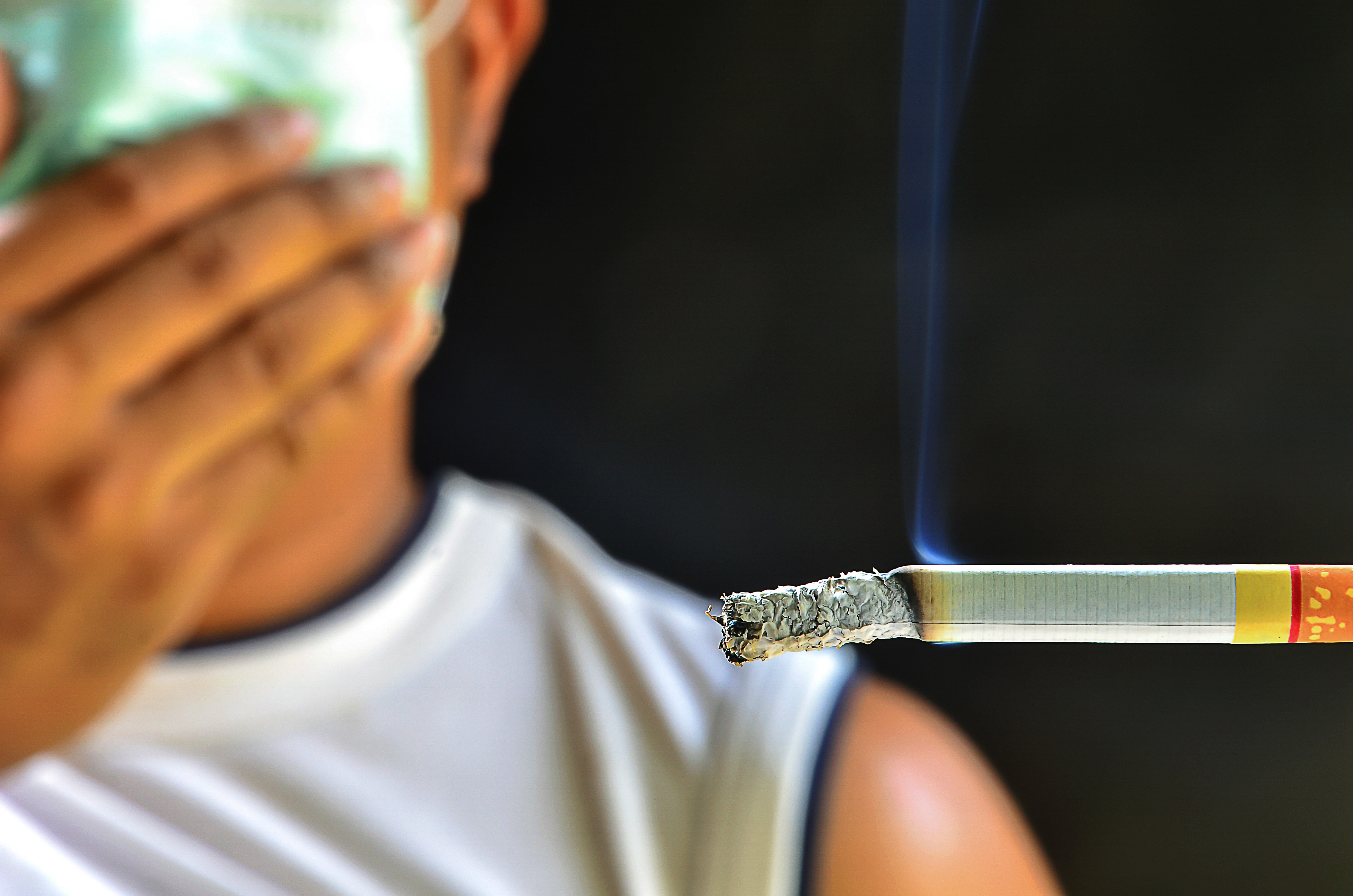 有民眾因在路上抽菸未配戴口罩，遭員警開罰，不少網友則建議「趁這時候戒菸吧」。（東方IC）