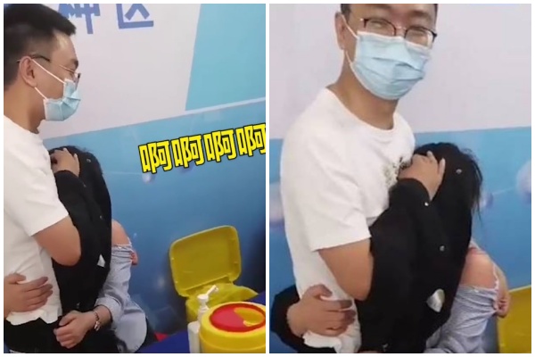 潘女施打疫苗時緊抱著身旁的單身男同事。（翻攝自微博）