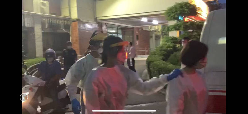 發燒越女（右）坦承「人與人連結」性交易，警方如臨大敵，要求她穿上防護衣，立刻送醫院快篩。