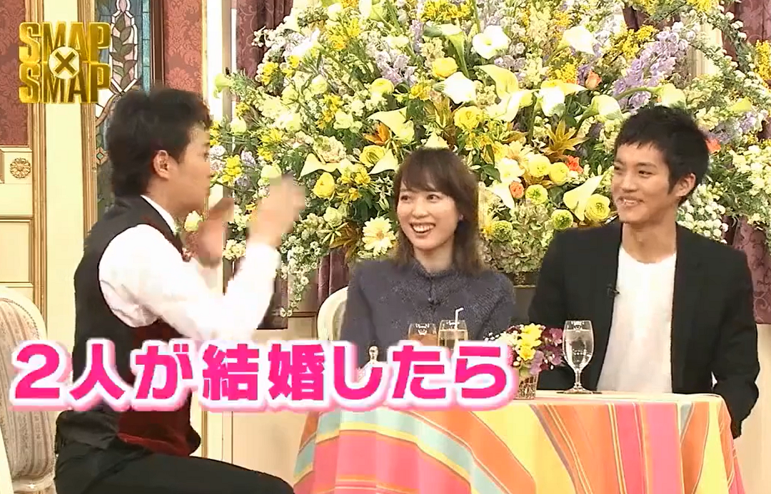 中居正廣(左)曾說過戶田惠梨香(中)和松坂桃李很登對,兩人在5年後閃婚震驚演藝圈。(翻攝自富士電視台畫面)