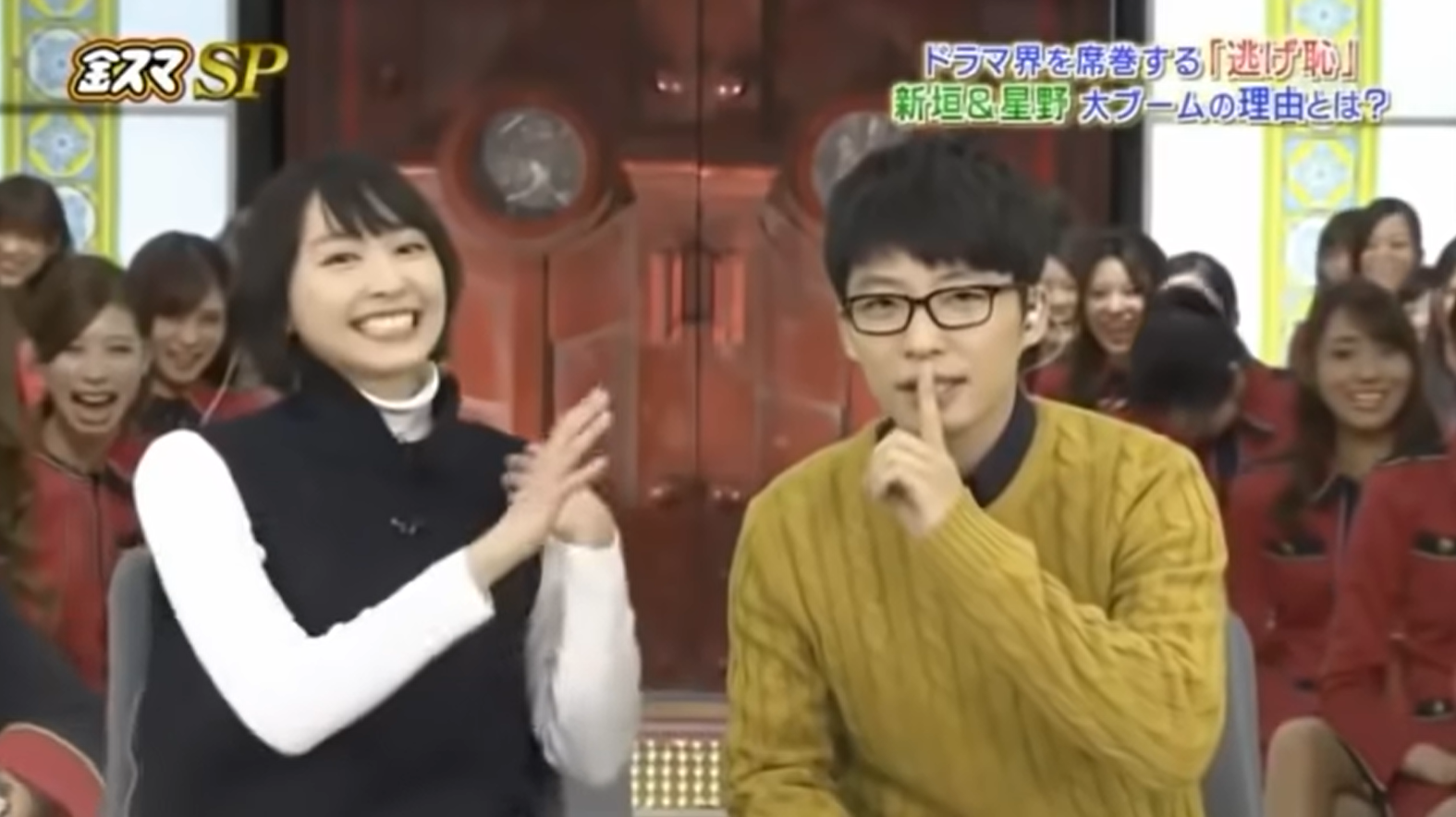 被中居問到是否交往中？星野源（右）作勢比「噓」，讓一旁的新垣結衣顯得有些慌張。（翻攝自TBS畫面）