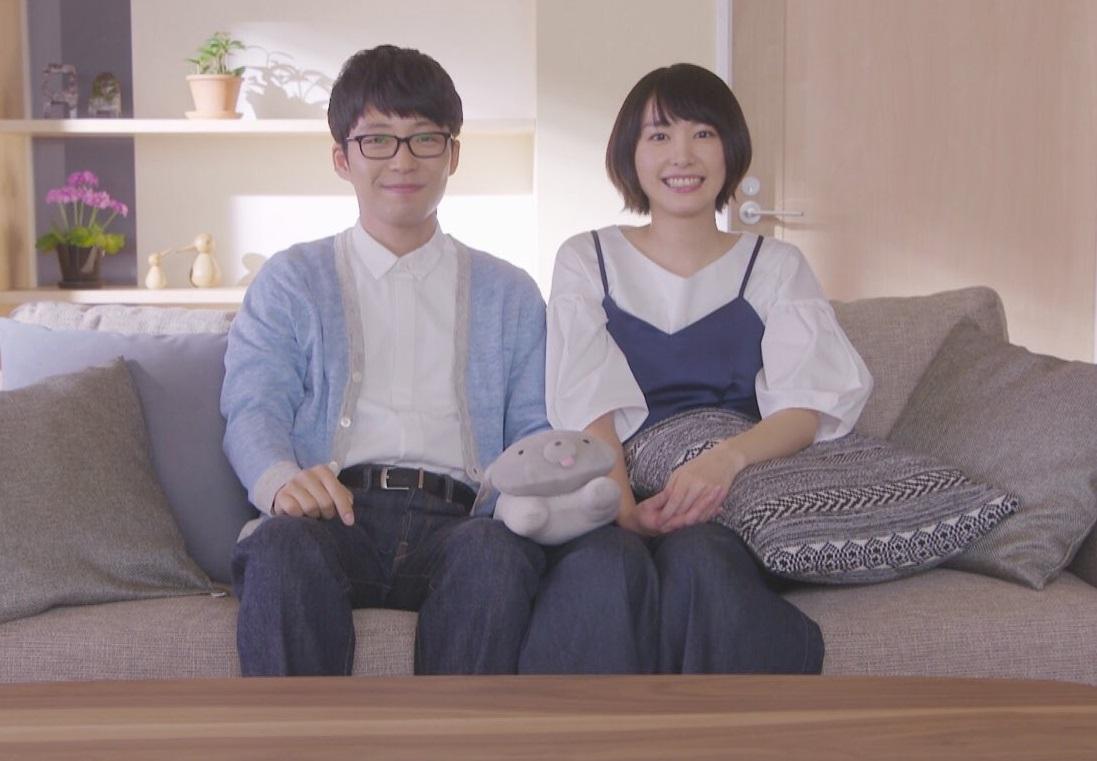 新垣結衣(右)和星野源5年前合作《月薪嬌妻》擦出火花,昨宣布結婚。(翻攝自《月薪嬌妻》Twitter)