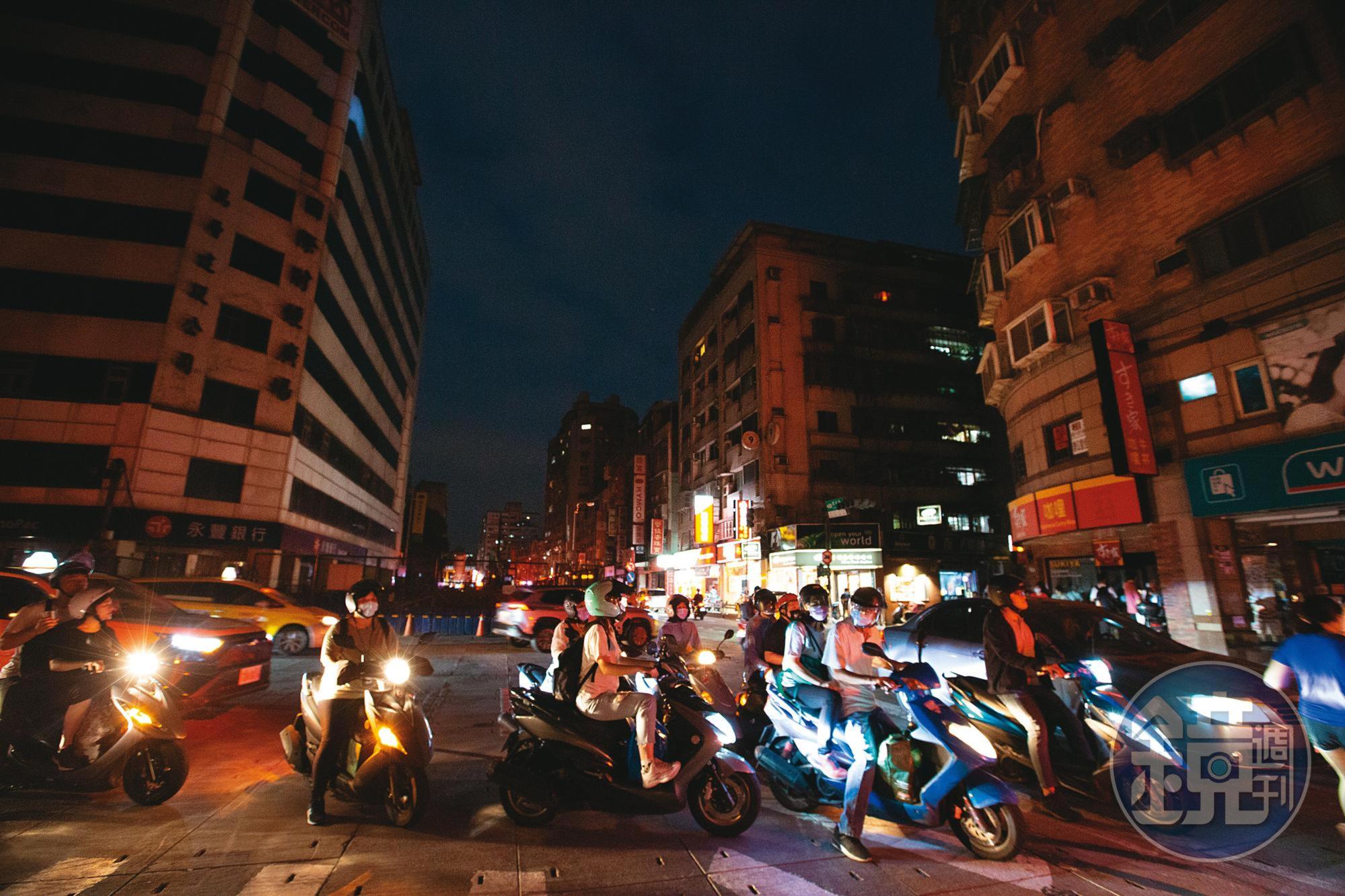 5月13日，因興達電廠跳機，全台多處交通大打結。（賴智揚攝）