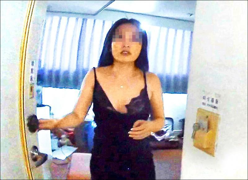 越籍D奶妹性交易，被查獲時還發燒，體溫達37.7度，嚇壞員警與嫖客。（讀者提供）