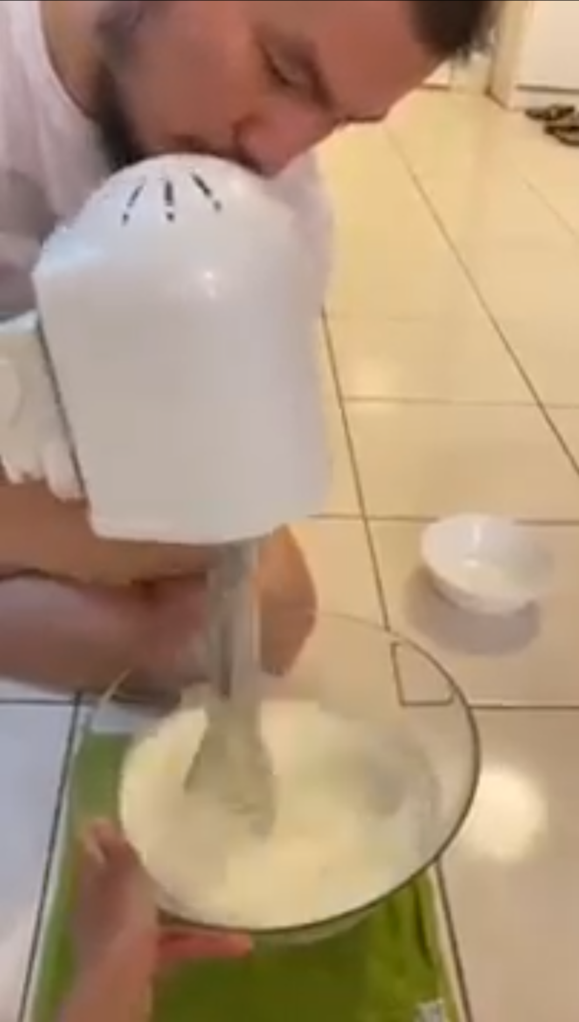 因為家裡沒有電動打蛋器，李銘忠利用電扇的軸心裝上普通打蛋器來打發麵糊，做出的成品口感竟相當滑順。（凱渥提供）