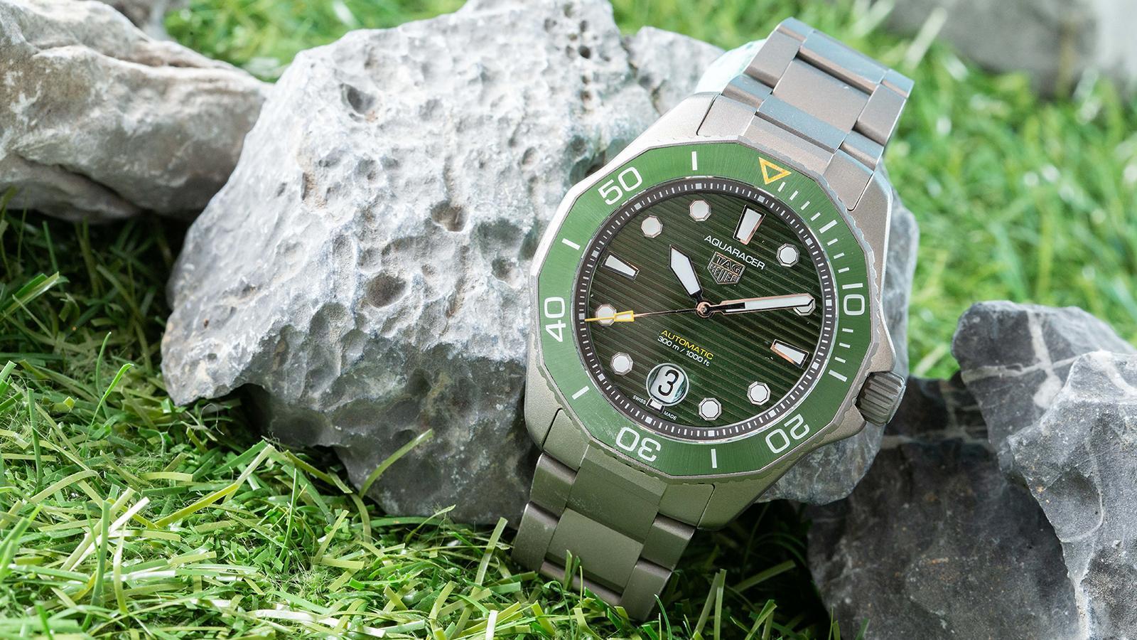 綠面的Aquaracer Professional 300，是這次推出的新款裡面，唯一一款鈦金屬錶殼的材質，跟上今年的綠面風潮因此討論度也很高。建議售價NT$ 138,000