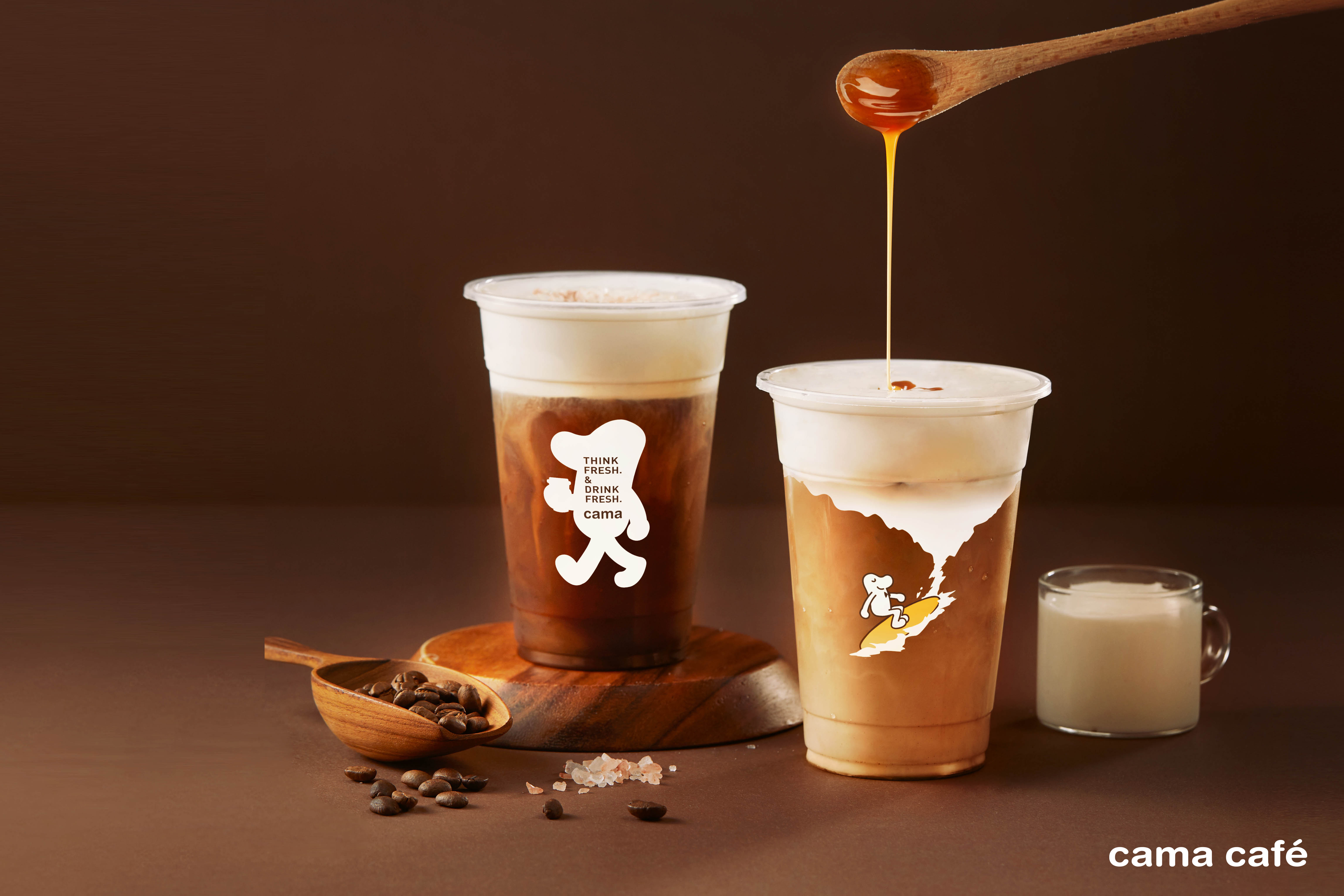 cama café新品「浮雲奶蓋海鹽黑咖啡」(80元/大杯)與 「浮雲奶蓋焦糖瑪奇朵」(105元/大杯)。(cama café提供)