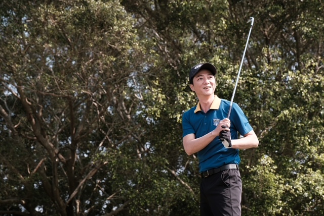 藍葦華《日蝕遊戲》躋身上流打高爾夫球。（民視提供）