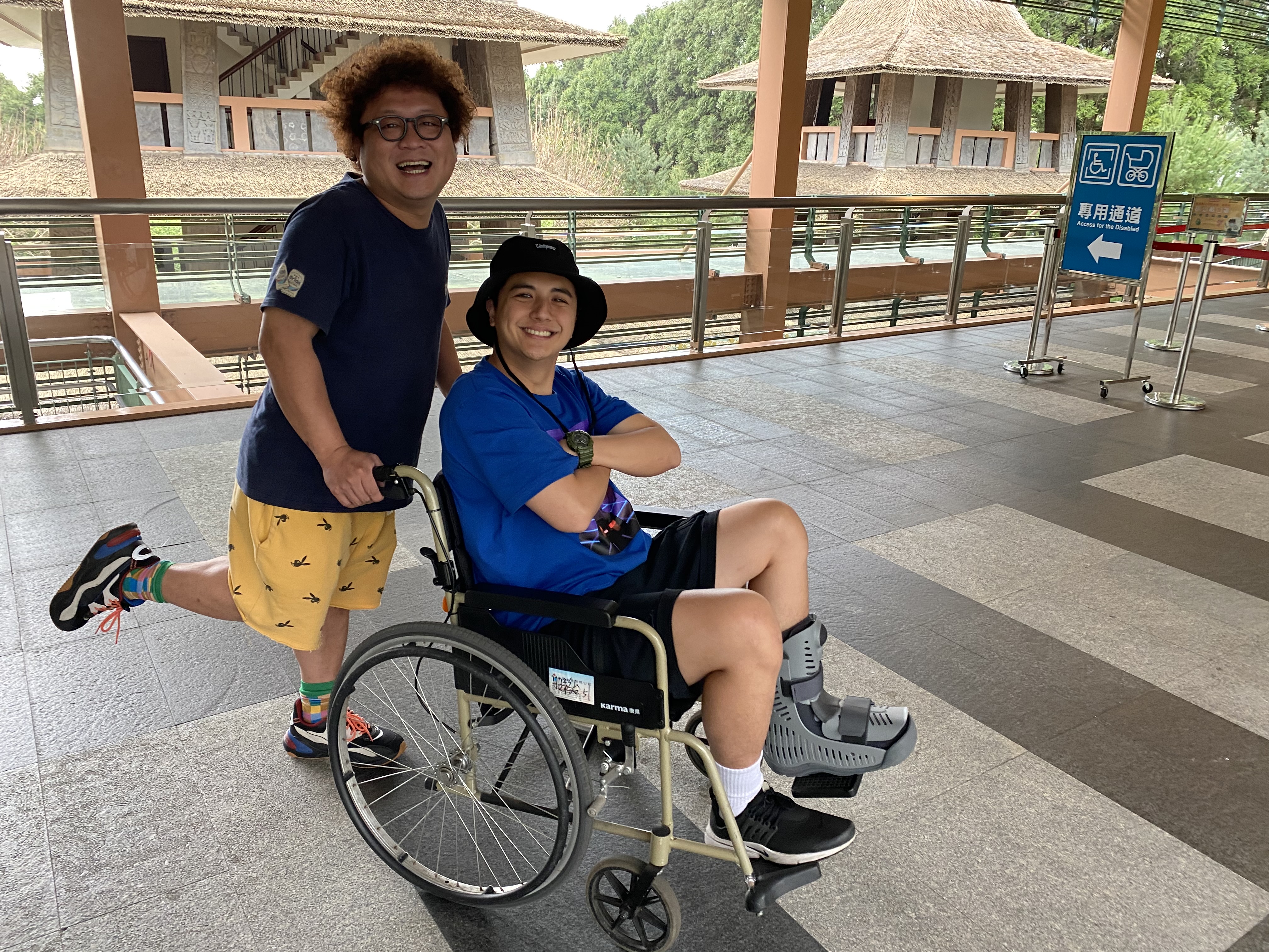 曾子余先前出外景時跌倒造成腳骨裂，療養後帶傷上工。（TVBS提供）