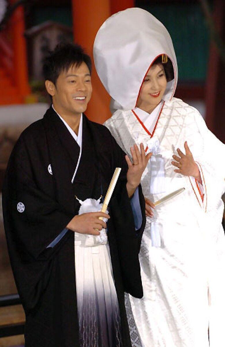 藤原紀香（右）在2007年當紅時，閃嫁陣內智則（左），網友不看好，結果2年就掰了！（翻攝自推特） 