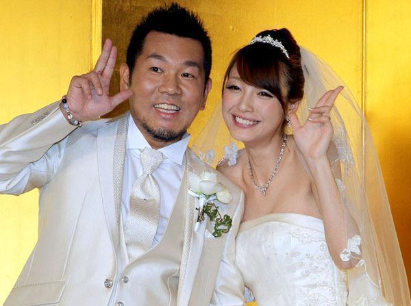 木下優樹菜（右）2010年和諧星藤本敏史（左）結婚，被說是「美女與野獸」的組合。（翻攝自《日刊現代》）