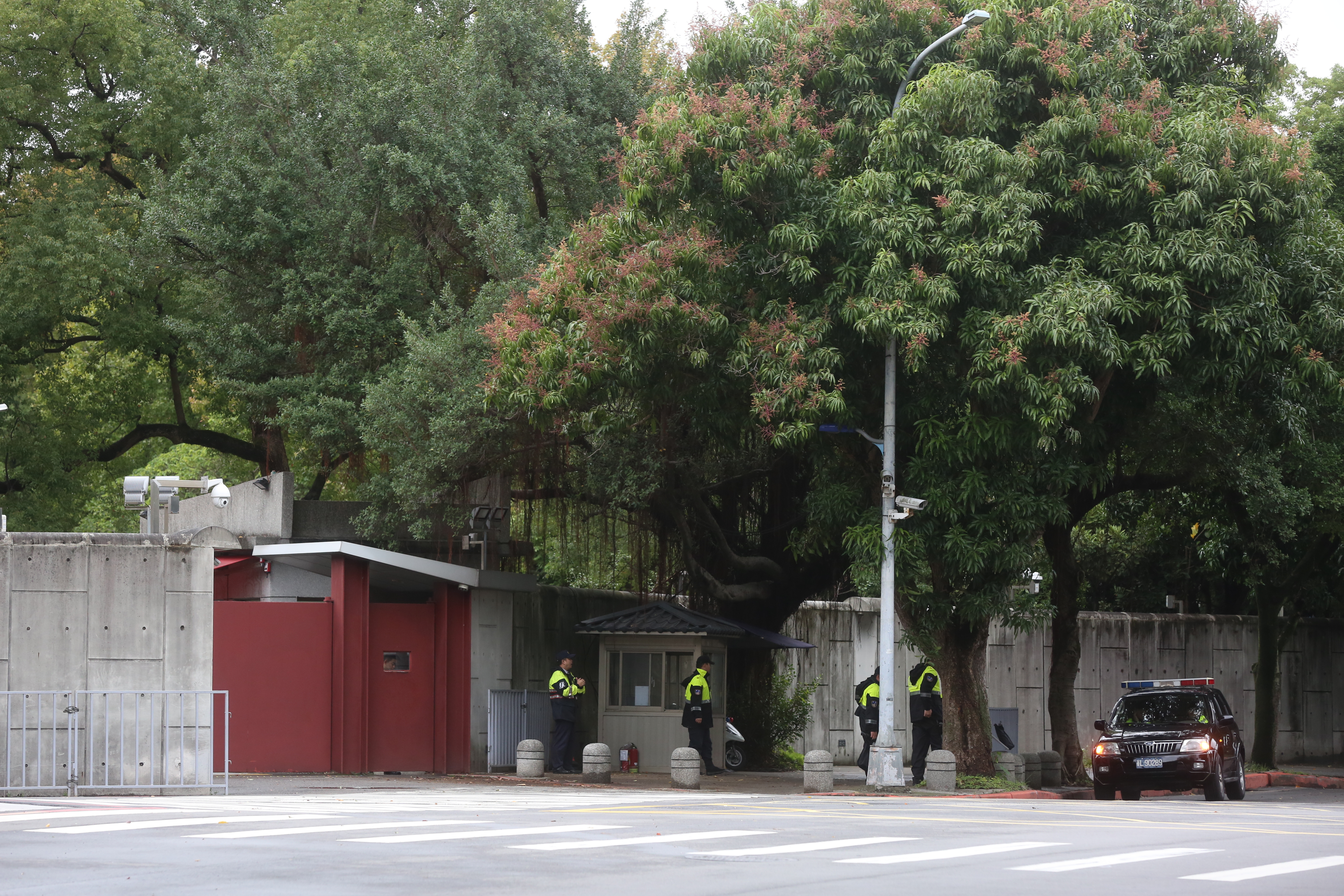 一位總統官邸照顧退役工作犬的志工確診。（本刊資料照）