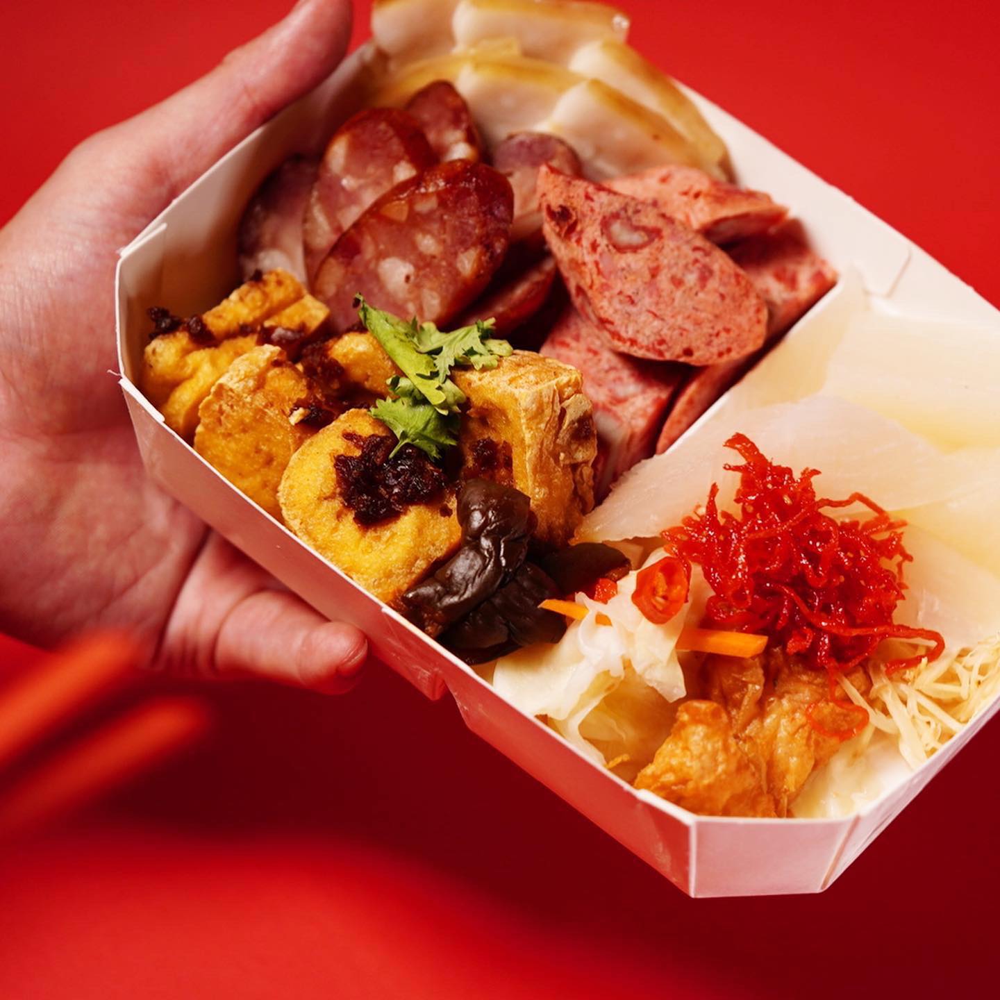 外賣下酒菜「豊賀香腸熟肉」是華麗拼盤，有粉腸、香腸、五花肉及甜潤冰涼的白蘿蔔。（320元／份）（豊賀大酒家提供）