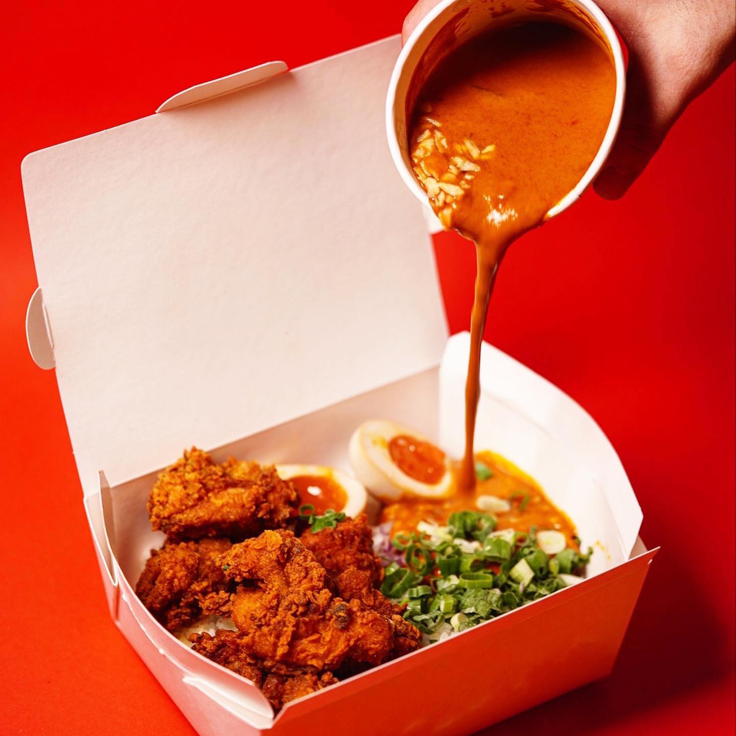 週末炸雞俱樂部推出「週末炸雞咖哩飯」便當。（240元 ／ 份）（豊賀大酒家提供）