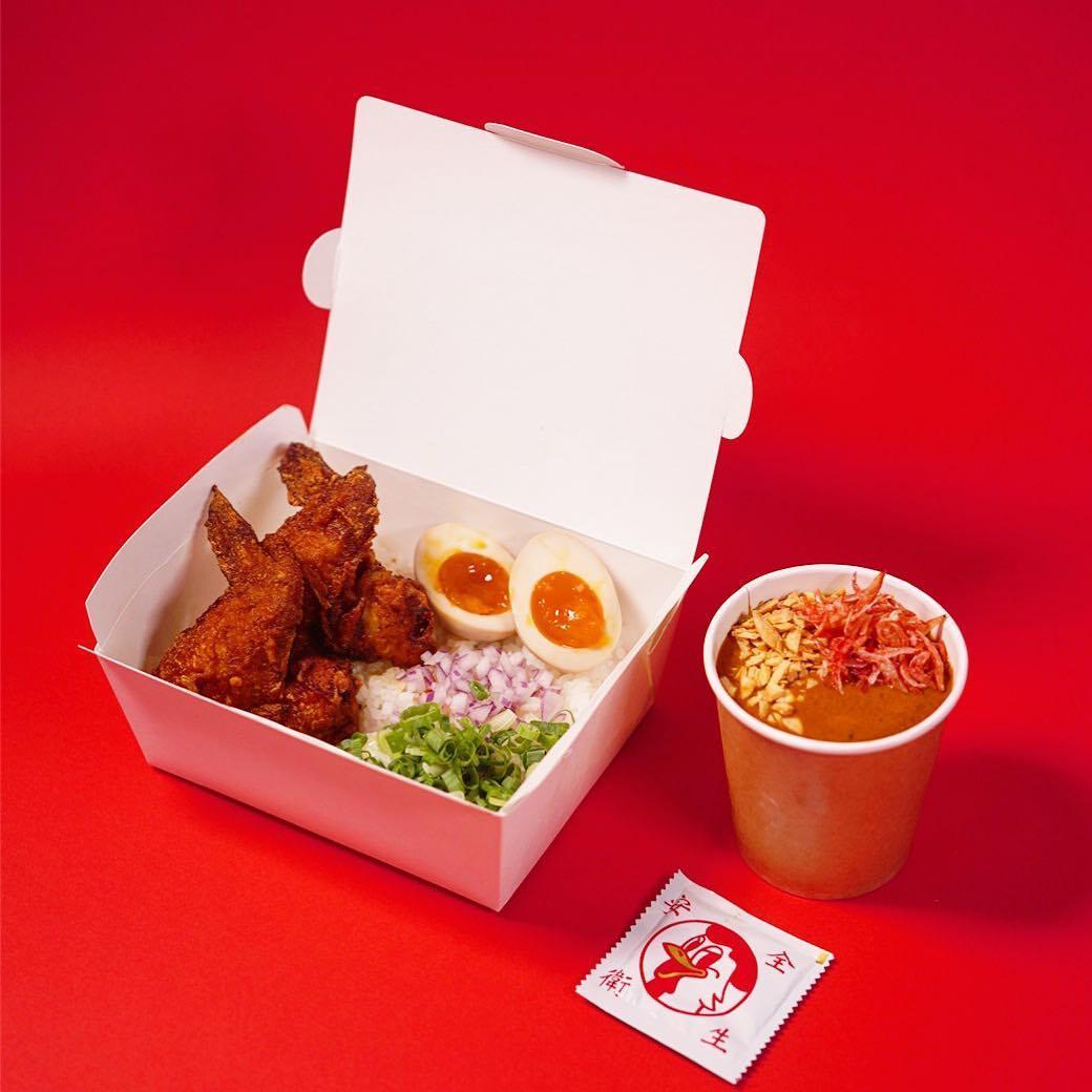 週末炸雞俱樂部的「豪華XO雞翅咖哩飯」便當。(320元 / 份)(豊賀大酒家提供)