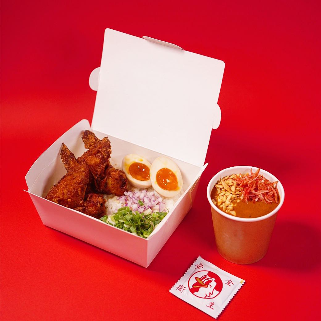 週末炸雞俱樂部的「豪華XO雞翅咖哩飯」便當。（320元 ／ 份）（豊賀大酒家提供）